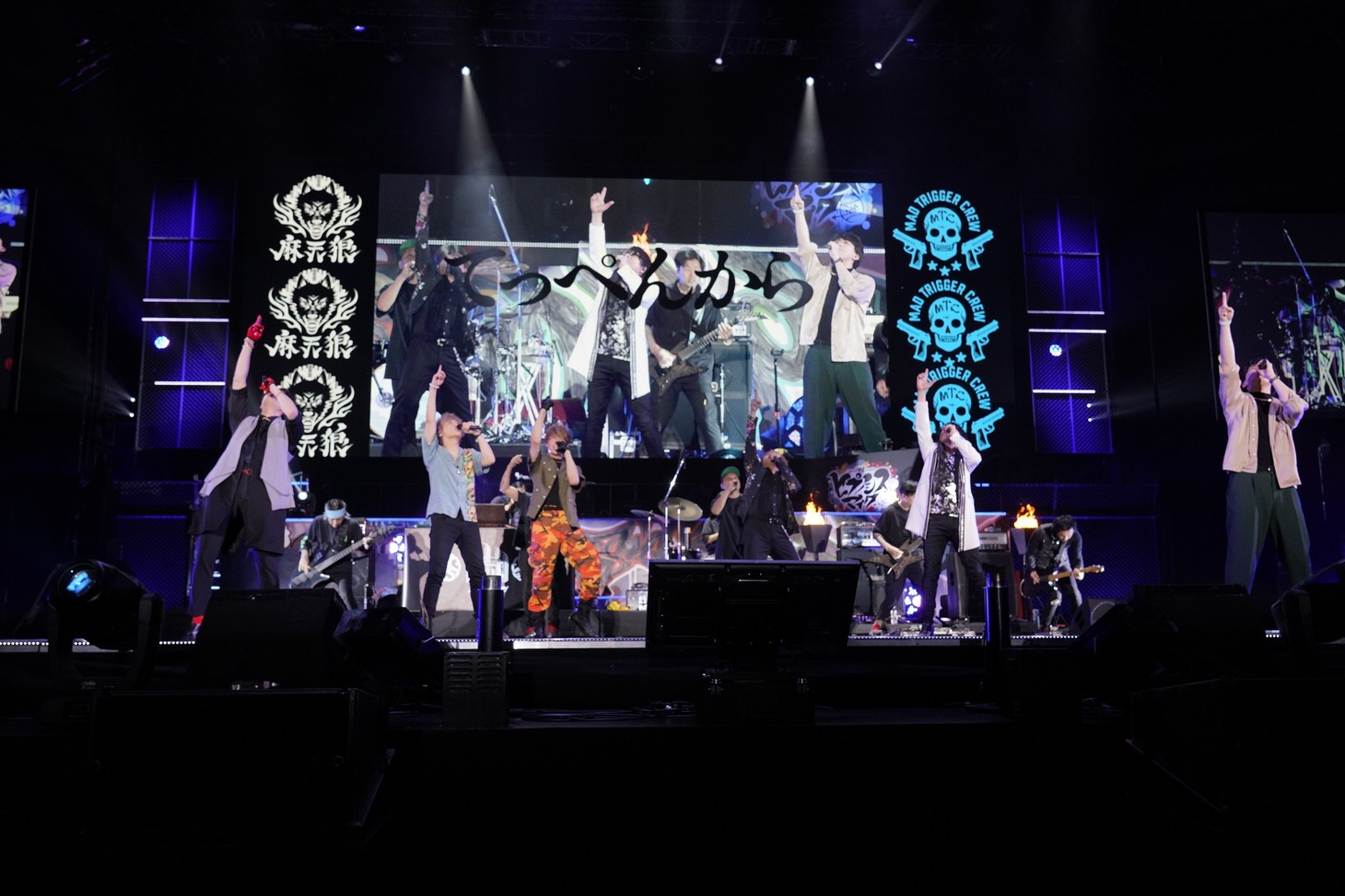 ヨコハマ・ディビジョンMAD TRIGGER CREWとシンジュク・ディビジョン麻天狼。（撮影：田浦ボン、キシノユイ、渡辺慎一）