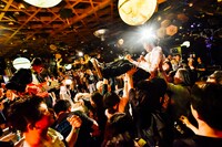 KING BROTHERSのライブの様子。（撮影：タイコウクニヨシ）