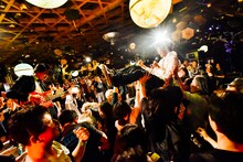 KING BROTHERSのライブの様子。（撮影：タイコウクニヨシ）