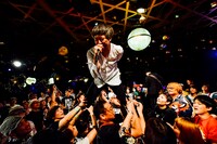 KING BROTHERSのライブの様子。（撮影：タイコウクニヨシ）