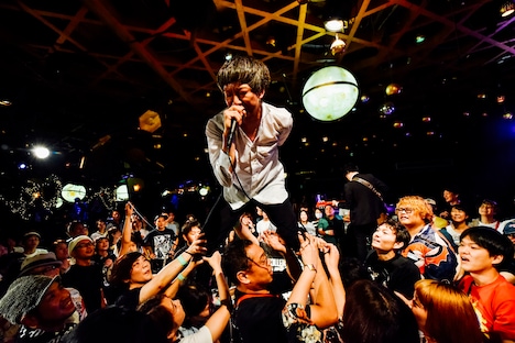 KING BROTHERSのライブの様子。（撮影：タイコウクニヨシ）