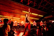 赤犬のライブの様子。（撮影：タイコウクニヨシ）