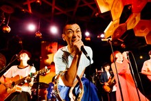 バレーボウイズのライブの様子。（撮影：タイコウクニヨシ）