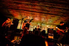 HUSKING BEE（撮影：タイコウクニヨシ）