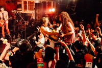 ROLLY & 大槻ケンヂ ROCK‘N’ROLL SHOWのライブの様子。（撮影：タイコウクニヨシ）
