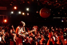 ROLLY & 大槻ケンヂ ROCK‘N’ROLL SHOWのライブの様子。（撮影：タイコウクニヨシ）