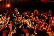 ROLLY & 大槻ケンヂ ROCK‘N’ROLL SHOWのライブの様子。（撮影：タイコウクニヨシ）