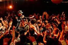 ROLLY & 大槻ケンヂ ROCK‘N’ROLL SHOWのライブの様子。（撮影：タイコウクニヨシ）