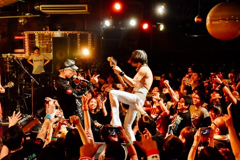 ROLLY & 大槻ケンヂ ROCK‘N’ROLL SHOWのライブの様子。（撮影：タイコウクニヨシ）