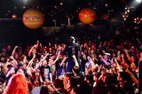 ROLLY & 大槻ケンヂ ROCK‘N’ROLL SHOWのライブの様子。（撮影：タイコウクニヨシ）