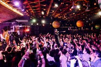 ROLLY & 大槻ケンヂ ROCK‘N’ROLL SHOWのライブの様子。（撮影：タイコウクニヨシ）