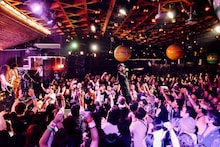 ROLLY & 大槻ケンヂ ROCK‘N’ROLL SHOWのライブの様子。（撮影：タイコウクニヨシ）