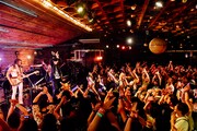 ROLLY & 大槻ケンヂ ROCK‘N’ROLL SHOWのライブの様子。（撮影：タイコウクニヨシ）