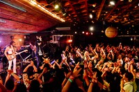ROLLY & 大槻ケンヂ ROCK‘N’ROLL SHOWのライブの様子。（撮影：タイコウクニヨシ）