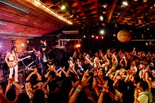 ROLLY & 大槻ケンヂ ROCK‘N’ROLL SHOWのライブの様子。（撮影：タイコウクニヨシ）