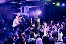 LAUGHIN' NOSEのライブの様子。（撮影：タイコウクニヨシ）