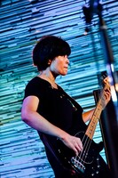 村岡ゆか（B / eastern youth）（撮影：タイコウクニヨシ）