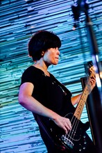 村岡ゆか（B / eastern youth）（撮影：タイコウクニヨシ）