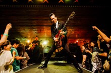 THE NEATBEATSのライブの様子。（撮影：タイコウクニヨシ）