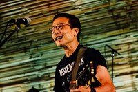 磯部正文（G, Vo / HUSKING BEE）（撮影：タイコウクニヨシ）