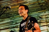 磯部正文(G, Vo / HUSKING BEE)(撮影:タイコウクニヨシ)