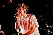 ワトソン（Vo / どついたるねん）（撮影：タイコウクニヨシ）