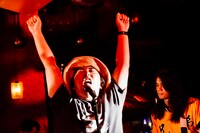 先輩（Vo, Sampler / どついたるねん）（撮影：タイコウクニヨシ）