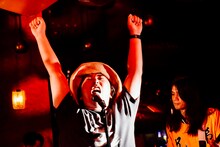 先輩（Vo, Sampler / どついたるねん）（撮影：タイコウクニヨシ）