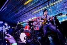 ワッツーシゾンビのライブの様子。（撮影：タイコウクニヨシ）