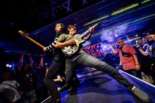 ワッツーシゾンビのライブの様子。（撮影：タイコウクニヨシ）