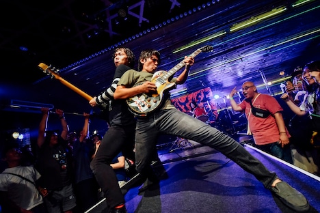 ワッツーシゾンビのライブの様子。（撮影：タイコウクニヨシ）