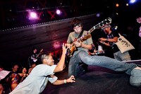 ワッツーシゾンビのライブの様子。（撮影：タイコウクニヨシ）