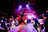 ワッツーシゾンビのライブの様子。（撮影：タイコウクニヨシ）