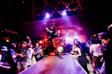 ワッツーシゾンビのライブの様子。（撮影：タイコウクニヨシ）