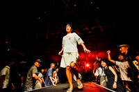 ワッツーシゾンビのライブの様子。（撮影：タイコウクニヨシ）