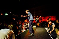 ワッツーシゾンビのライブの様子。（撮影：タイコウクニヨシ）