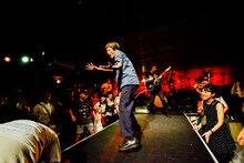 ワッツーシゾンビのライブの様子。（撮影：タイコウクニヨシ）