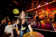 ワッツーシゾンビのライブの様子。（撮影：タイコウクニヨシ）