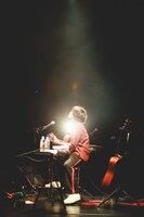 「石崎ひゅーい アコースティックTOUR『あの夏の日の魔法』」東京・浅草花劇場公演の様子。（撮影：鈴木友莉）