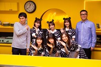 マウスコンピューターのWeb動画「Daily Life of Mouse Diner」で共演したシソンヌと乃木坂46。