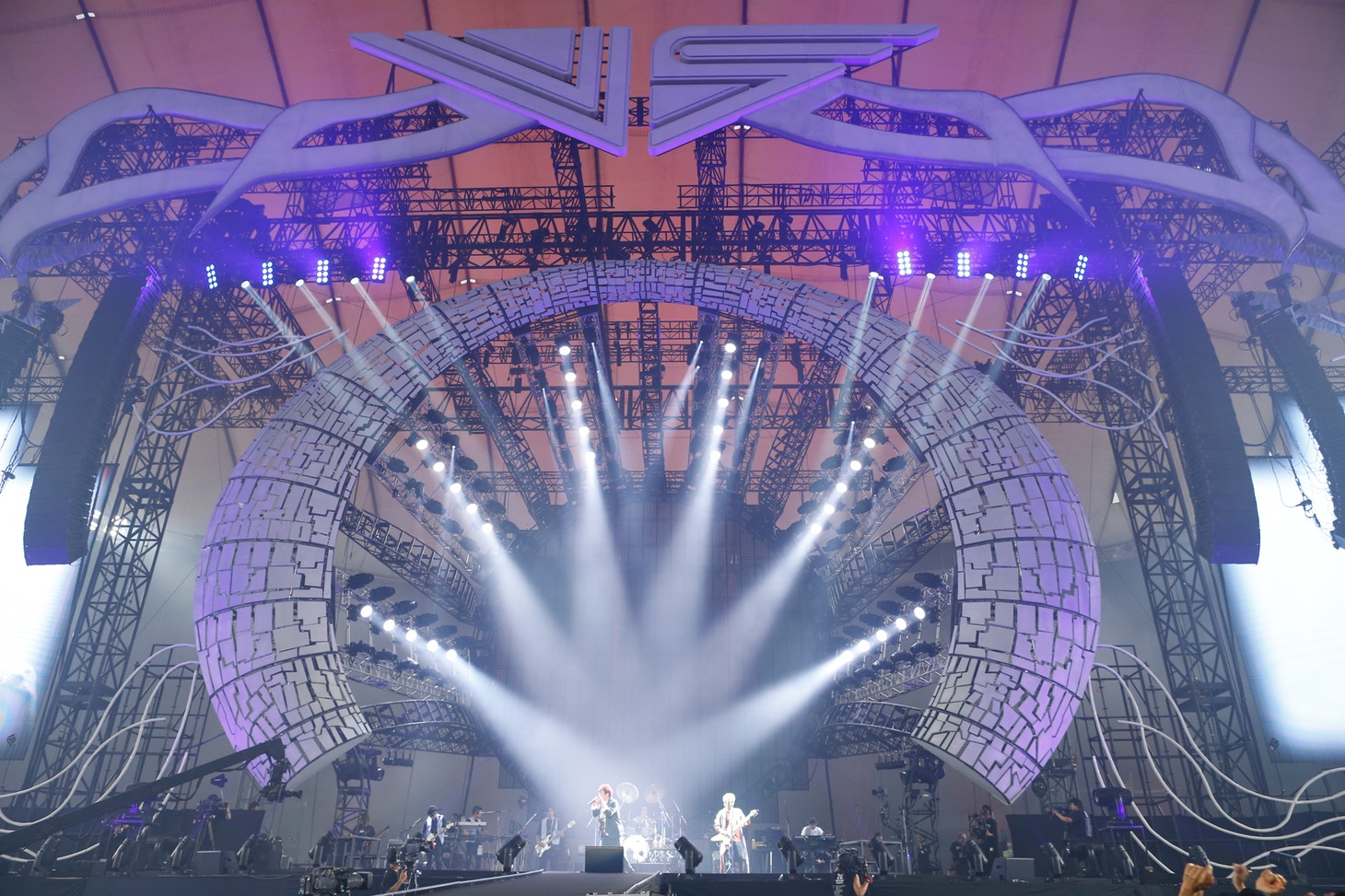 「20th Anniversary Special LIVE“NIPPONロマンスポルノ'19 ～神vs神～”」の様子。