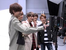 シングル「koi-wazurai」ミュージックビデオ撮影時のKing & Prince。 (c)フジテレビ