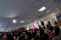 東京・渋谷マルイ 屋上イベントスペースで行われたミニライブの様子。