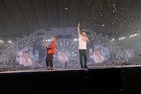 左から新藤晴一（G）、岡野昭仁（Vo）。