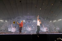 左から新藤晴一（G）、岡野昭仁（Vo）。