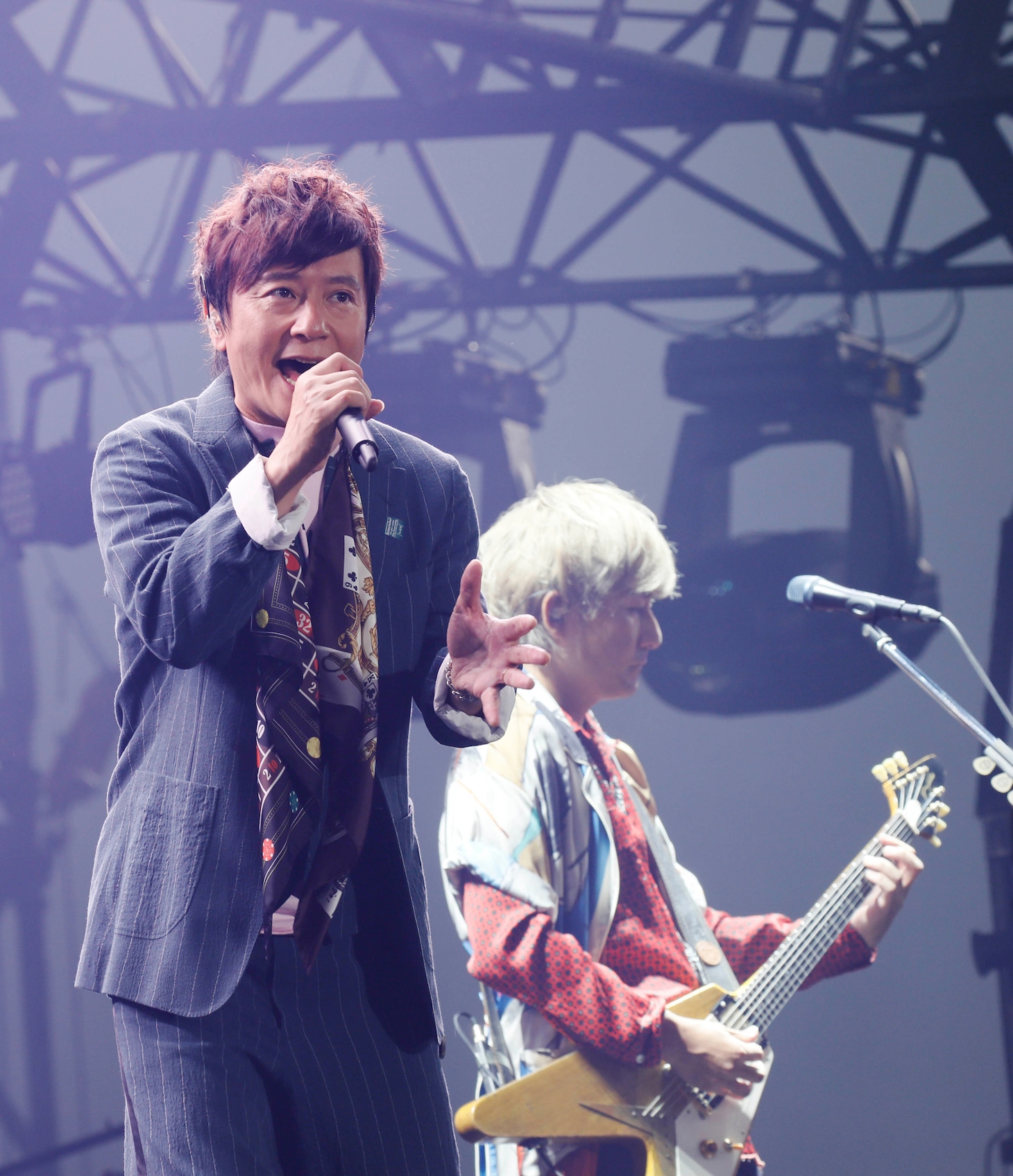 左から岡野昭仁（Vo）、新藤晴一（G）。