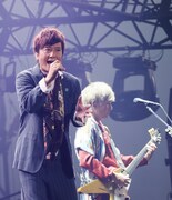 左から岡野昭仁(Vo)、新藤晴一(G)。