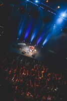 「石崎ひゅーい アコースティックTOUR『あの夏の日の魔法』」東京・浅草花劇場公演の様子。（撮影：鈴木友莉）