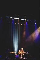 「石崎ひゅーい アコースティックTOUR『あの夏の日の魔法』」東京・浅草花劇場公演の様子。（撮影：鈴木友莉）