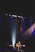 「石崎ひゅーい アコースティックTOUR『あの夏の日の魔法』」東京・浅草花劇場公演の様子。(撮影:鈴木友莉)
